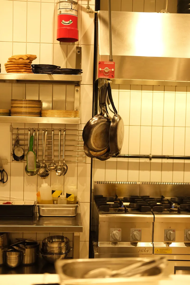 Menaje de acero inoxidable nuevo y reluciente en una cocina profesional