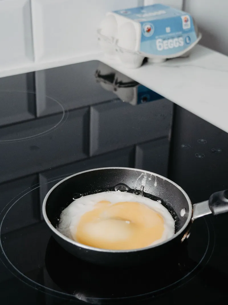 Huevo friéndose en la sartén: técnica para que no se pegue