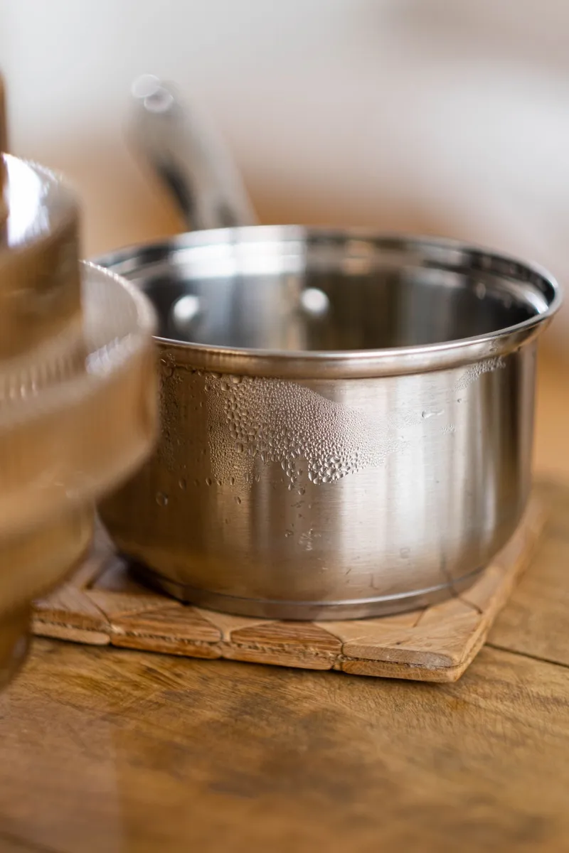 Olla de acero inoxidable de calidad sobre una superficie de madera